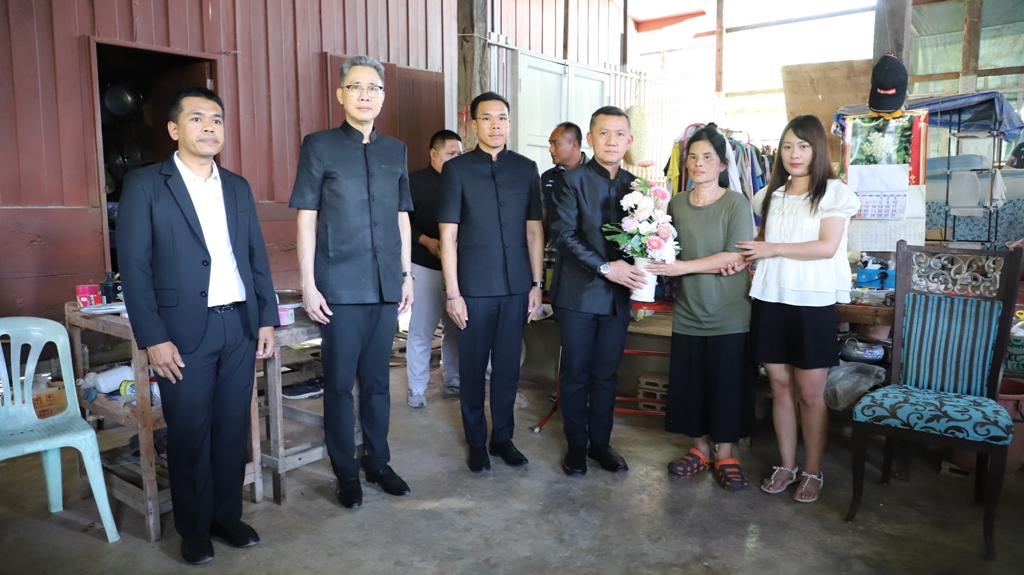 ผู้ว่าฯ สมุทรสงครามพร้อมคณะลงพื้นที่เยี่ยมครอบครัวทหารกล้าชายแดนที่ได้รับบาดเจ็บจากการเหยียบทุ่นระเบิดขาซ้ายขาด