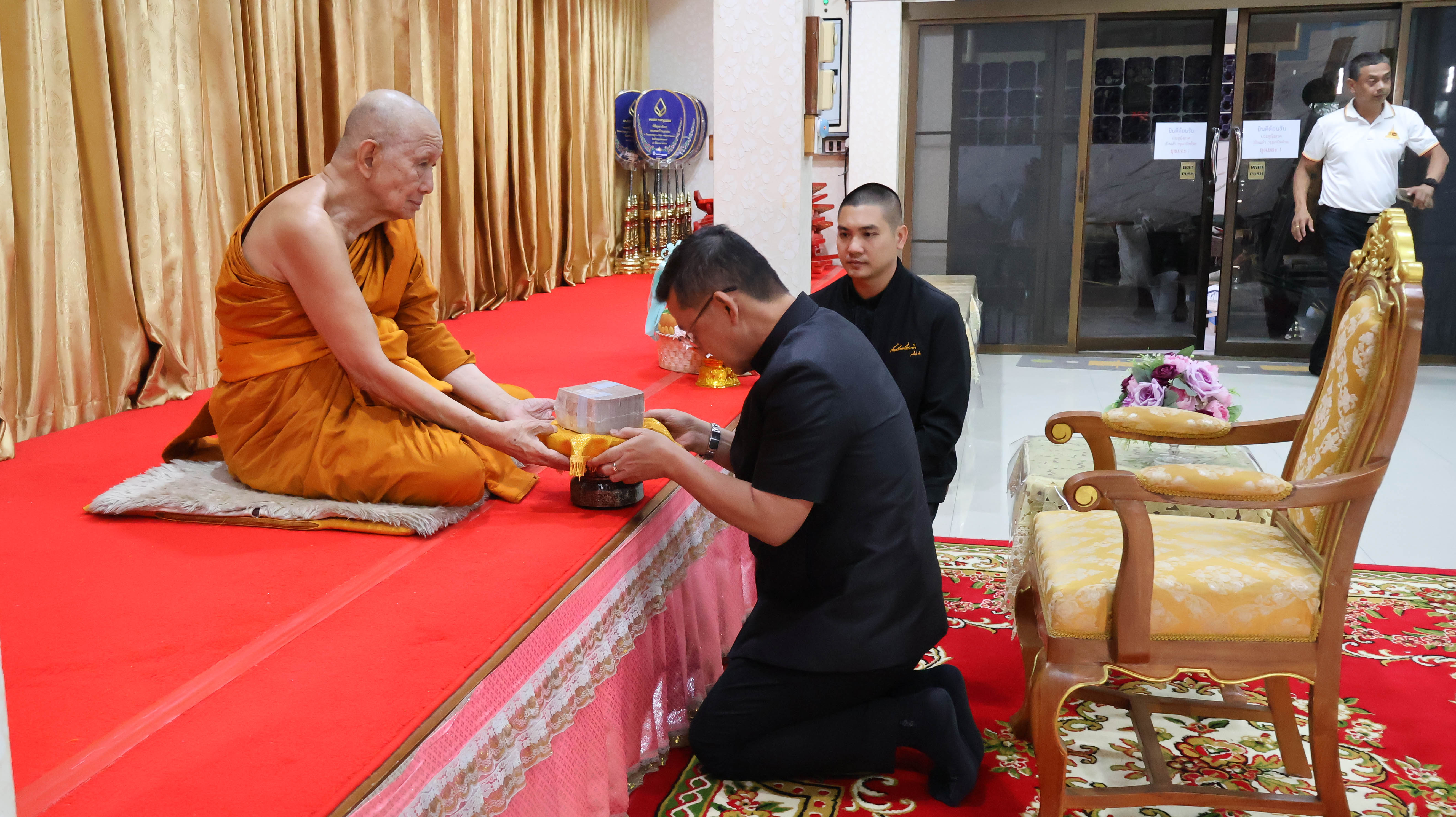 พระราชสมุทรวชิรโสภณ ที่ปรึกษาเจ้าคณะภาค 15 เจ้าอาวาสวัดเพชรสมุทรวรวิหาร มอบเงินหนึ่งล้านบาทสมทบทุนโครงการบูรณปฏิสังขรณ์โบราณสถาน วัดอัมพวันเจติยาราม จังหวัดสมุทรสงคราม