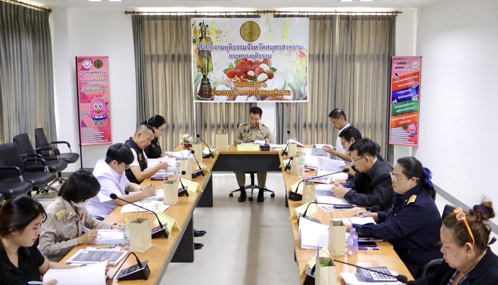 รองผู้ว่าฯ สมุทรสงคราม เป็นประธานการประชุมคณะอนุกรรมการพิจารณาค่าตอบแทนผู้เสียหายและค่าทดแทนค่าใช้จ่ายแก่จำเลยในคดีอาญา ประจำจังหวัดสมุทรสงคราม