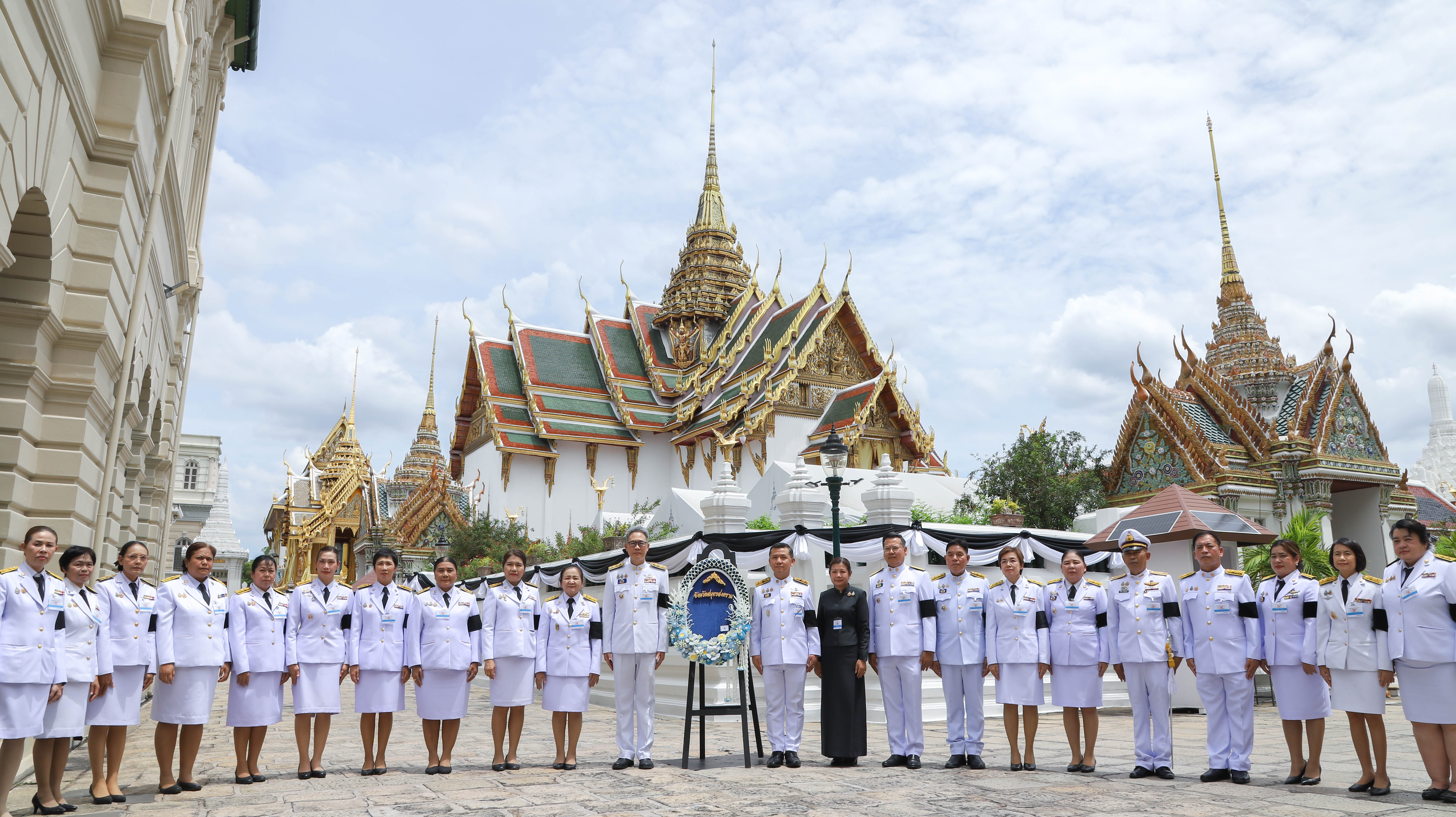 ผู้ว่าฯ สมุทรสงคราม นำคณะผู้บริหารร่วมเป็นเจ้าภาพพิธีบำเพ็ญกุศลถวายพระบรมศพ พระบรมราชชนนีพันปีหลวง