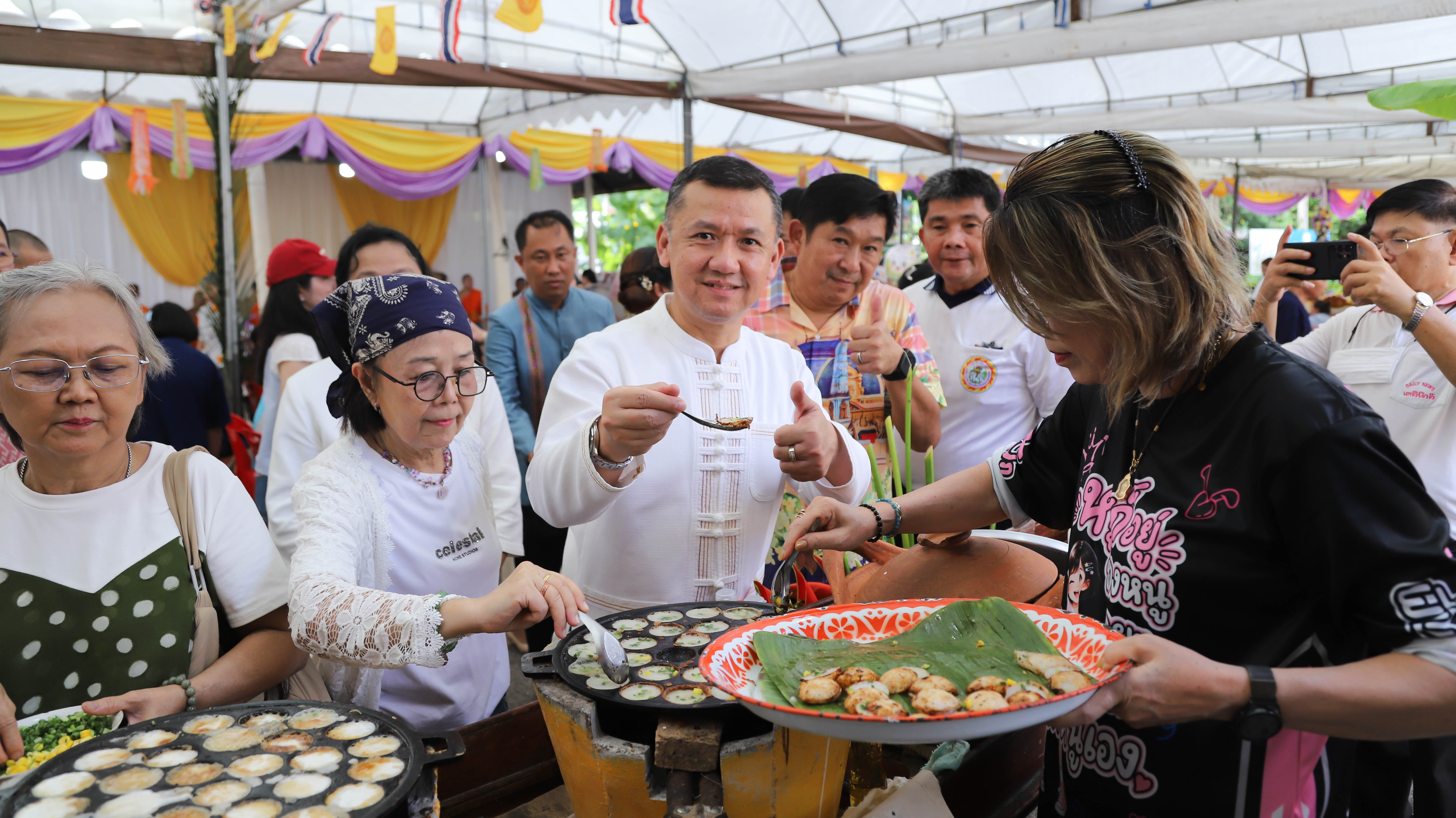 &ldquo;ผู้ว่าฯ ชยชัย&rdquo; เปิดงานตักบาตรขนมครก วัดแก่นจันทน์เจริญ ชาวบ้านสืบสานประเพณีหนึ่งเดียวในสมุทรสงคราม
