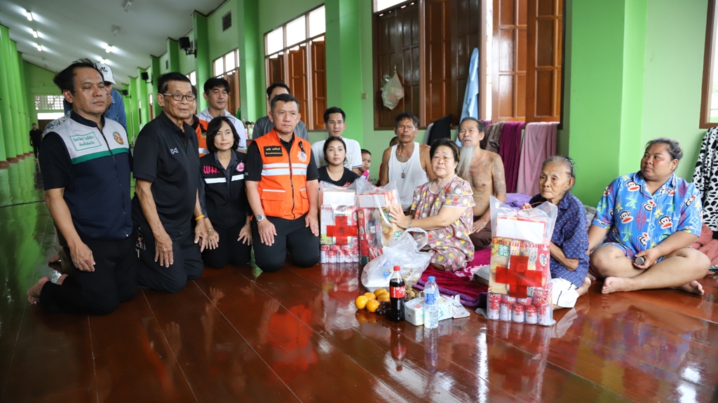 ผู้ว่าฯ สมุทรสงคราม นำคณะลงพื้นที่ช่วยเหลือประชาชนผู้ประสบอุทกภัยในพื้นที่ตำบลดอนมะโนรา พร้อมเยี่ยมศูนย์พักพิงให้กำลังใจผู้ประสบภัย
