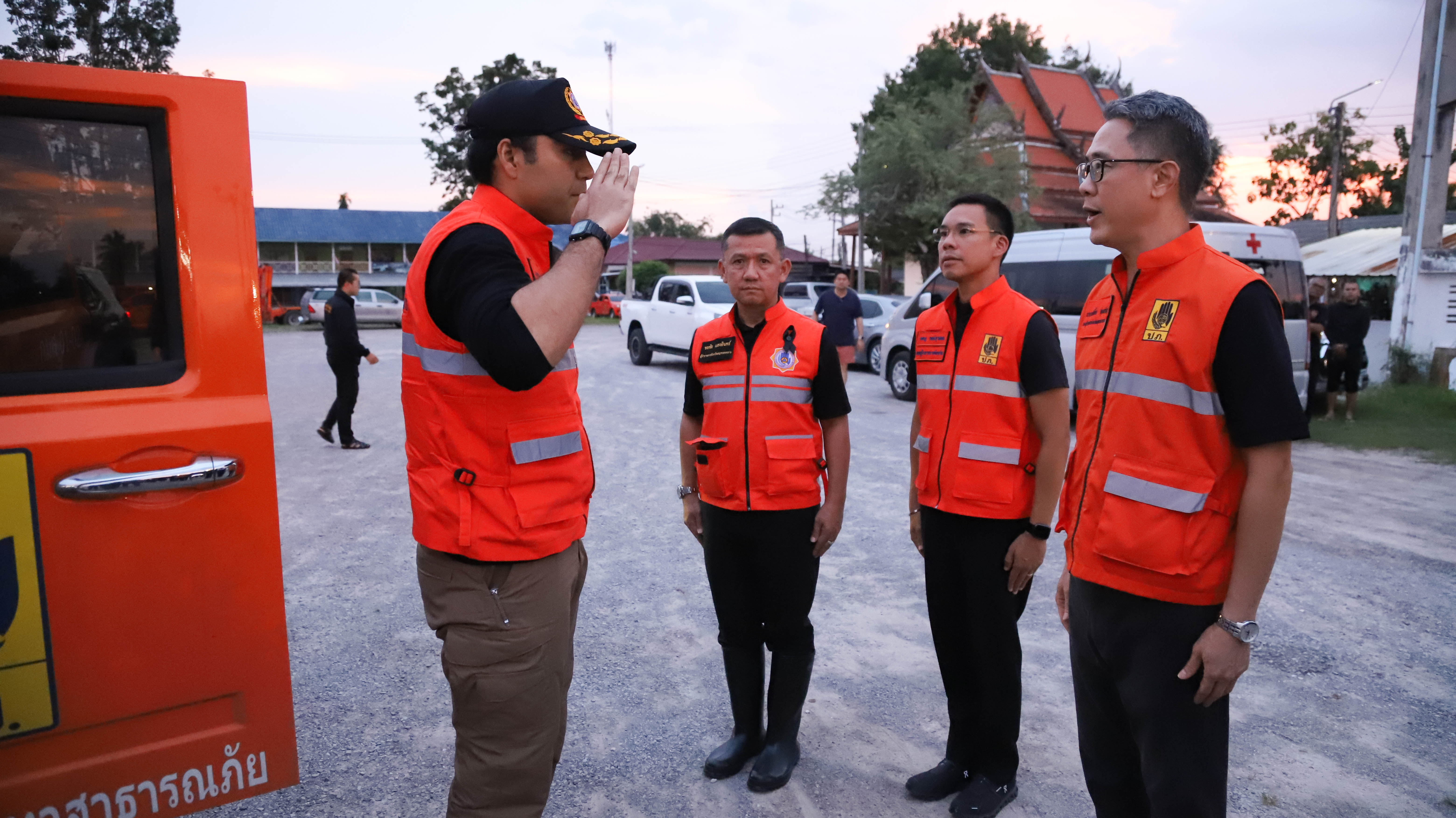 รมช.มหาดไทย ลงพื้นที่สมุทรสงคราม เร่งผลักดันน้ำออกสู่ทะเล&ndash;เยียวยาผู้ประสบภัยน้ำท่วม