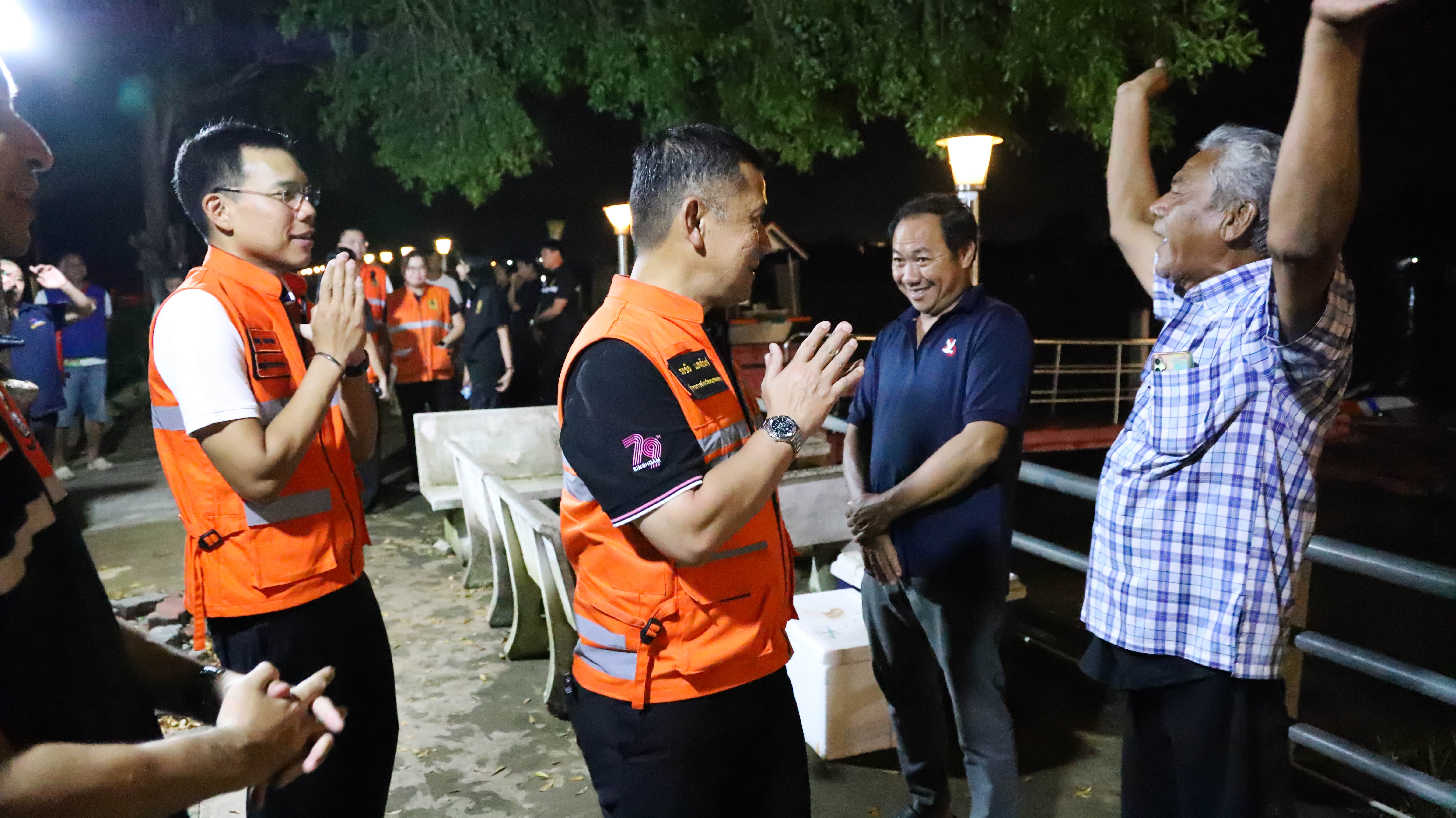 ผู้ว่าฯ สมุทรสงคราม ลงพื้นที่ติดตามการระบายน้ำ พร้อมสั่งเร่งช่วยเหลือและจ่ายเงินเยียวยาผู้ประสบภัยน้ำท่วม