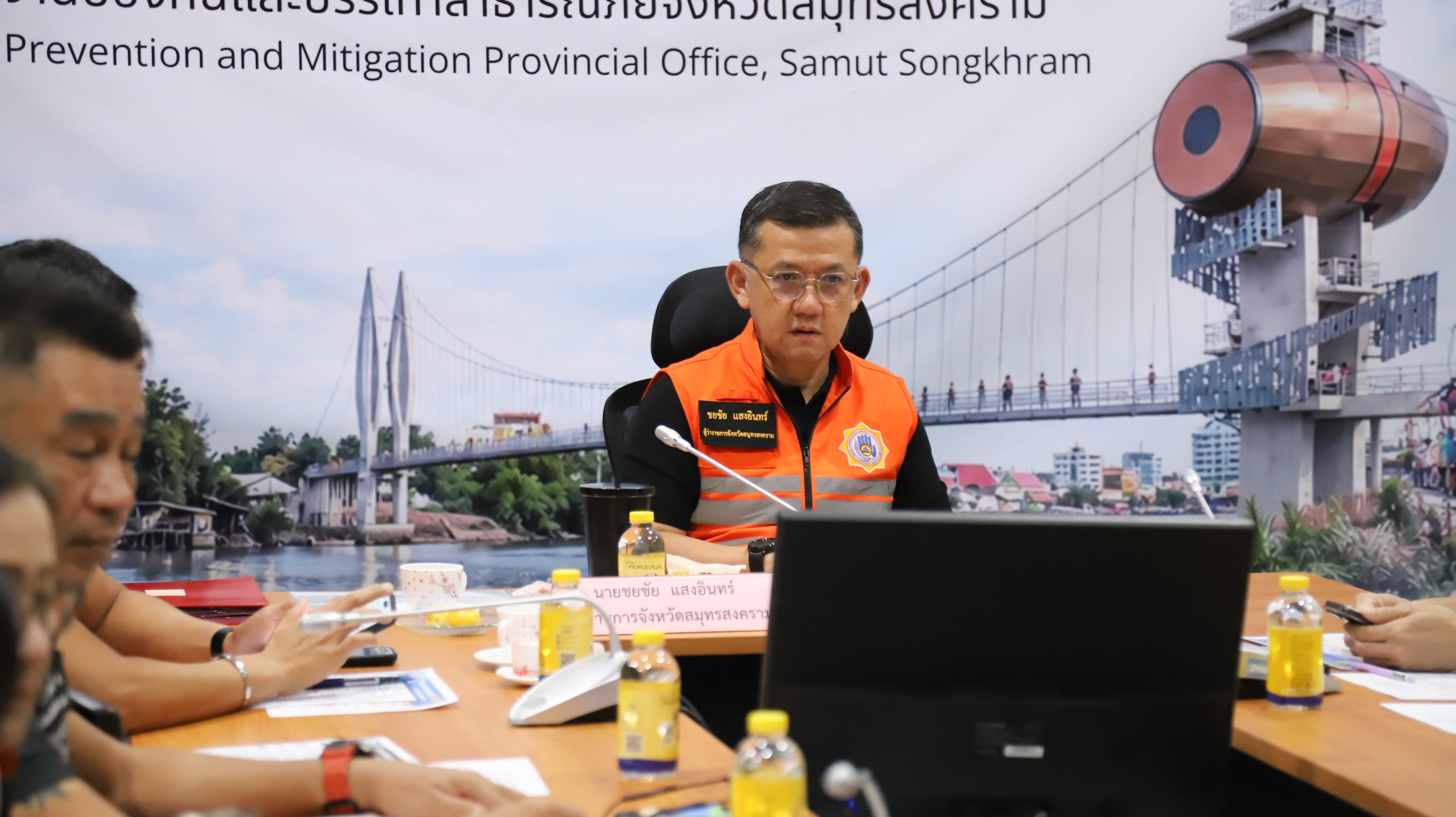 เกาะติดสถานการณ์น้ำท่วมสมุทรสงคราม: ผู้ว่าฯ นำทัพประชุมด่วน สั่งเดินหน้า 6 มาตรการเร่งด่วน &ldquo;คลองต้องโล่ง น้ำต้องไหล สวนต้องรอด ประชาชนต้องปลอดภัย&rdquo;