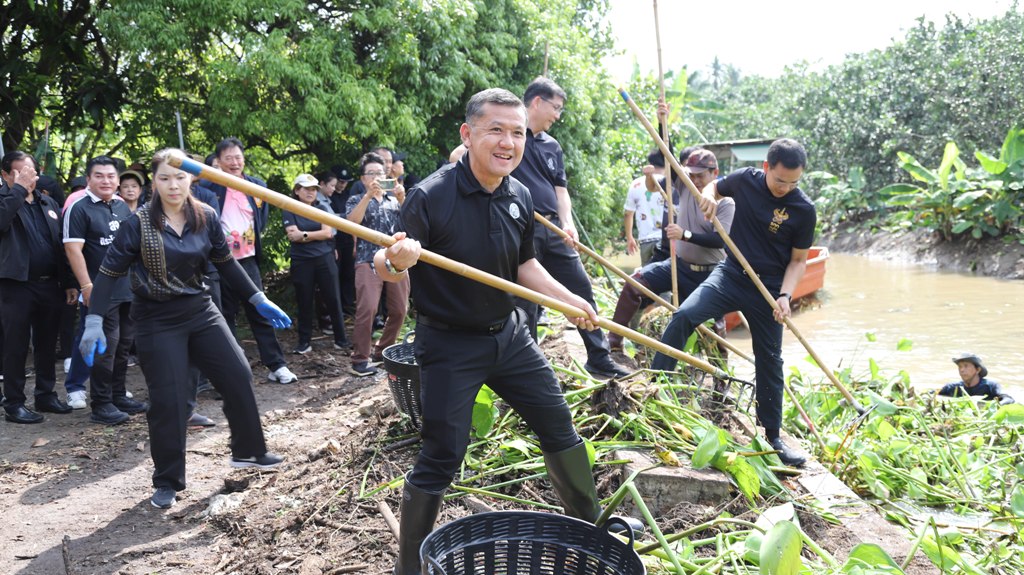 สมุทรสงคราม ดีเดย์! ผู้ว่าฯ นำทีมลุยกำจัดวัชพืชขุดลอกคลอง-เปิดทางน้ำเร่งด่วน รับมืออุทกภัย